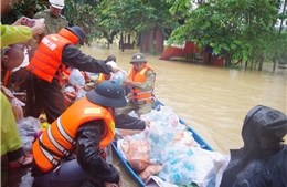 Lực lượng Hải quân tiếp tế lương thực, thực phẩm cho người dân vùng lũ