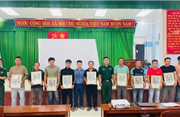 Bộ đội Biên phòng ven biển đến tận nhà dân tuyên truyền lắp đặt thiết bị giám sát hành trình 