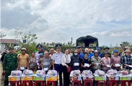 Bộ đội Biên phòng, Cảnh sát biển trao 500 suất quà và 300 triệu đồng cho nhân dân vùng lũ 