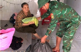 Những người lính biên phòng gác lại niềm riêng, đi về vùng tâm lũ giúp dân