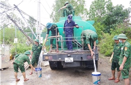 Bộ đội Biên phòng vận chuyển nước sạch miễn phí giúp hơn 100 hộ dân vùng lũ