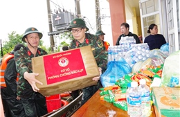 Thắm đượm tình quân dân trong cơn lũ giữ