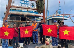 Cảnh sát biển tuyên truyền, chống khai thác IUU cho các tàu cá ngư dân