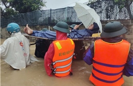 Bộ đội Biên phòng hỗ trợ nhân dân vùng ngập lụt