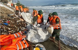 Hơn 100 cán bộ, chiến sĩ quân đội tham gia khắc phục sạt lở bờ kè đê biển ở Đà Nẵng