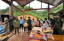 Lực lượng vũ trang vượt điểm sạt lở mang nhu yếu phẩm cứu trợ người dân vùng bị cô lập