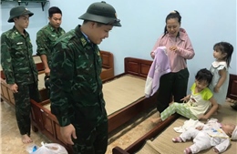 Bộ đội Biên phòng giúp dân ấm lòng trong những ngày bão