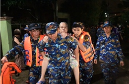 Chính ủy Hải quân biểu dương các lực lượng giúp đỡ nhân dân khắc phục hậu quả mưa lũ