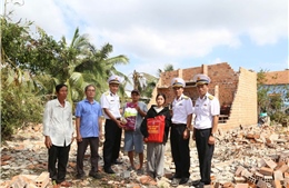 Hải quân trao 400 suất quà tặng các gia đình ở Đắk Lắk bị thiệt hại sau bão số 13