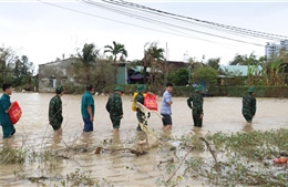 Phó Chủ nhiệm Tổng cục Chính trị, Thượng tướng Trương Thiên Tô tặng quà nhân dân vùng lũ