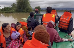 Vùng 4 Hải quân hỗ trợ nhân dân vùng mưa lũ 