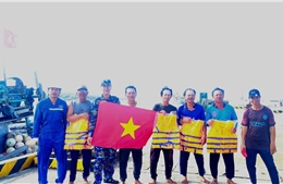 Hải quân kịp thời hỗ trợ ngư dân khắc phục sự cố trên biển