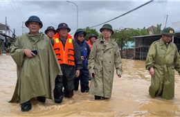 Sáng 22/11, lực lượng Vùng Hải quân hỗ trợ di dời hơn 5.000 người dân khỏi các điểm ngập sâu