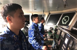 Cảnh sát biển khẩn trương tìm kiếm 9 ngư dân bị chìm tàu trên biển Hà Tĩnh