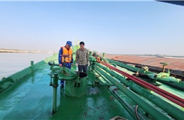 Cảnh sát biển tạm giữ tàu chở 15.000 kg dầu FO không rõ nguồn gốc