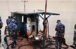 Cảnh sát biển tạm giữ tàu chở dầu không rõ nguồn gốc