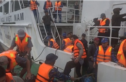 Đưa 52 ngư dân gặp nạn trên biển vào đảo Song Tử Tây an toàn