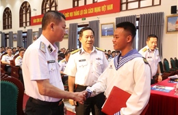 Hải quân tuyên dương lực lượng tham gia cứu trợ, giúp đỡ nhân dân khắc phục hậu quả mưa lũ