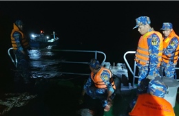 Tàu Trường Sa 10 kịp thời cứu nạn tàu cá và 8 ngư dân trên biển
