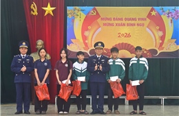 Cảnh sát biển chung tay mang Tết đến với học sinh nghèo