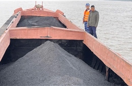 Cảnh sát biển tạm giữ tàu chở 150 tấn than cám không rõ nguồn gốc