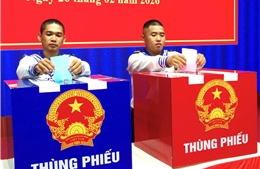 Chùm ảnh bầu cử sớm của cử tri đi làm nhiệm vụ trên biển 
