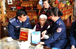 Cảnh sát biển tặng quà mẹ Việt Nam Anh hùng 106 tuổi và các gia đình chính sách 