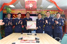 Chính uỷ Cảnh sát biển Việt Nam thăm, chúc Tết chiến sĩ trực sẵn sàng chiến đấu