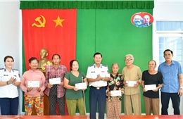 Cảnh sát biển tặng quà Tết các gia đình chính sách và hộ nghèo 
