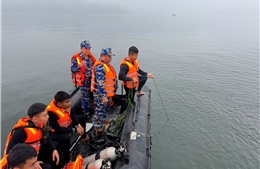 Đặc công Hải quân thần tốc tìm kiếm nạn nhân mất tích vụ lật tàu trên hồ Thác Bà