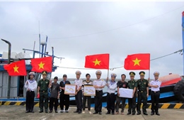Đảo Trường Sa trao quà Tết cho ngư dân tàu cá đang lao động trên biển
