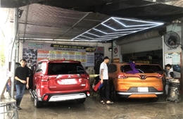 Dịch vụ rửa xe ngày Tết ‘hốt bạc’, xe ô tô xếp hàng dài chờ đến lượt