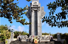 Quân dân Trường Sa dâng hương các anh hùng liệt sĩ trước ngày bầu cử đại biểu Quốc hội khóa XVI