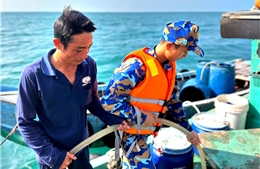 Hải quân cấp nước ngọt cho người dân đảo Hòn Chuối