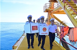 Những lá phiếu đầu tiên của cử tri đi bầu cử Quốc hội khóa XVI nơi đầu sóng