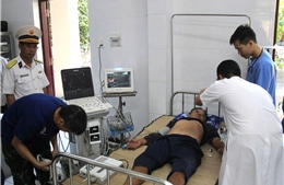 Bệnh xá đảo Song Tử Tây cấp cứu ngư dân Quảng Ngãi bị tai nạn trên biển