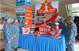 Thủy thủ tàu ngầm đọc sách dưới lòng đại dương