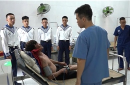 Bệnh xá đảo Song Tử Tây cấp cứu kịp thời ngư dân Quảng Ngãi bị tai nạn trên biển