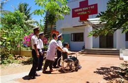 Trung tâm y tế Trường Sa tiếp nhận, điều trị ngư dân bị viêm loét dạ dày hành tá tràng