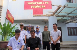 Bệnh nhân bị viêm loét dạ dày được Bệnh xá đảo Trường Sa cho xuất viện