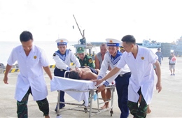 Y bác sĩ bệnh xá Trường Sa cấp cứu khẩn cấp ngư dân bị đứt lìa cẳng chân