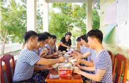 Bữa cơm ấm tình quân dân khi làm nhà ở cho gia đình chính sách