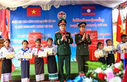 Bộ Quốc phòng Việt Nam - Lào trao học bổng cho học sinh có hoàn cảnh khó khăn nơi biên giới