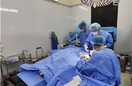 Bệnh xá đảo Nam Yết cấp cứu ngư dân bị cuốn tay vào máy xay đá