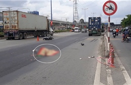 Thanh niên đi xe máy trong làn ô tô bị container tông tử vong