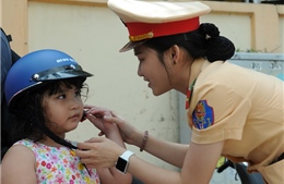 Cảnh sát giao thông tuyên truyền xử phạt và tặng 1.000 nón bảo hiểm cho trẻ em