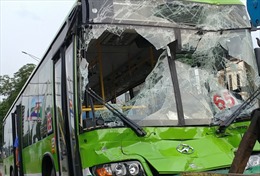 Xe buýt nát đầu sau vụ tai nạn liên hoàn, hàng chục khách hoảng loạn