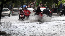 Mưa lớn, nhiều khu vực ở TP Hồ Chí Minh ngập nặng