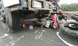 Xe tải ‘lùa’ 3 xe máy, 4 người thương vong