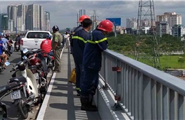 Người đàn ông bỏ xe máy trên cầu, nhảy xuống sông Sài Gòn mất tích